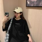 夏物のTシャツを着た女性