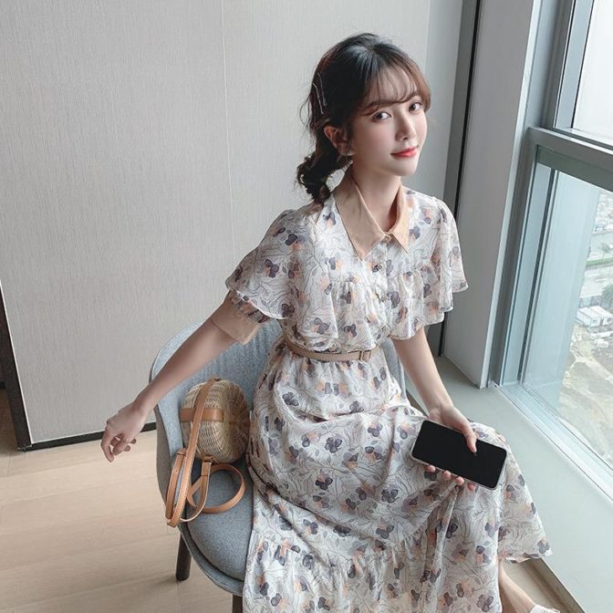 夏物のワンピースを着た女性