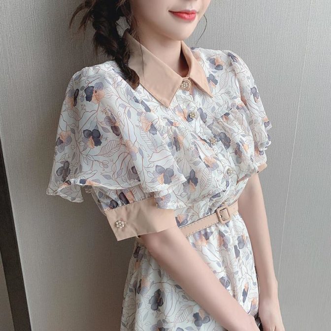 夏物のワンピースを着た女性