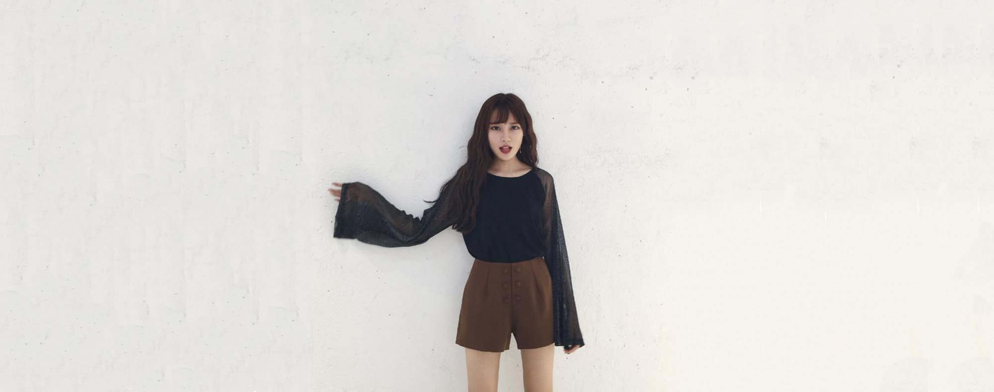 春物のトップスを着た女性