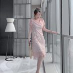 夏物の花柄ドレスワンピースを着た女性