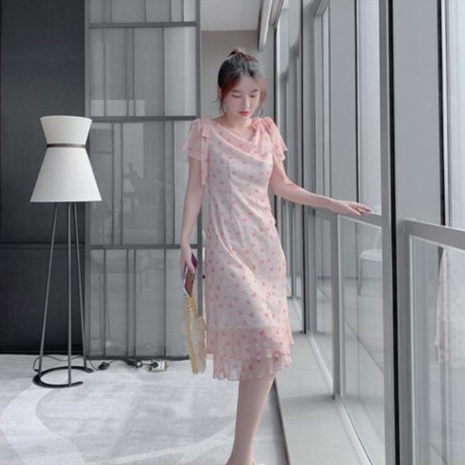夏物の花柄ドレスワンピースを着た女性