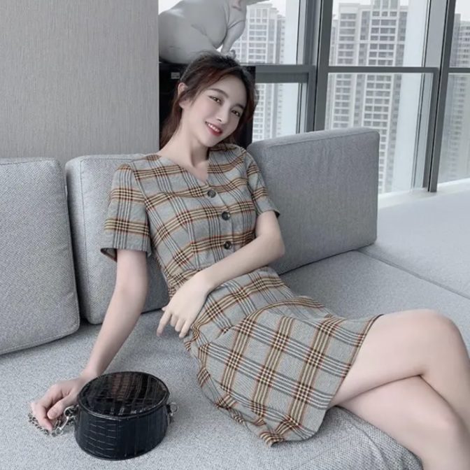 夏物のチェック柄ワンピースを着た女性