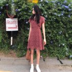 夏物の花柄ワンピースを着た女性