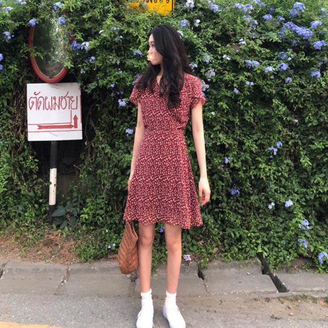 夏物の花柄ワンピースを着た女性