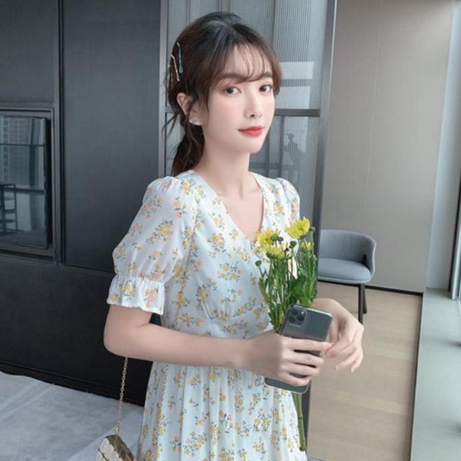 夏物の花柄ワンピースを着た女性