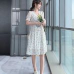 夏物の花柄ワンピースを着た女性