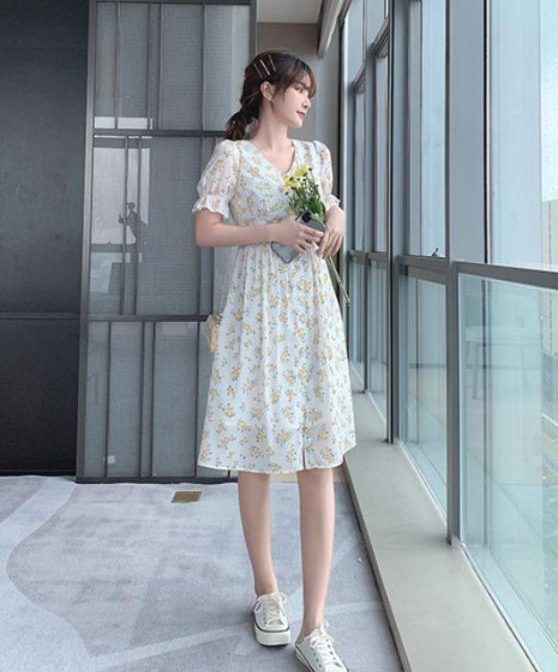 夏物の花柄ワンピースを着た女性