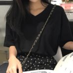 夏物オーバーサイズVネックTシャツを着た女性