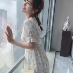 夏物の花柄ワンピースを着た女性