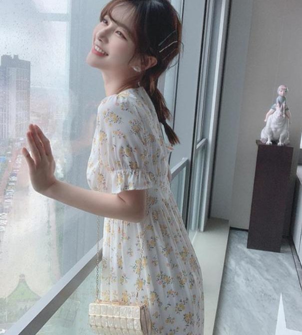 夏物の花柄ワンピースを着た女性