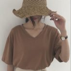 夏物オーバーサイズVネックTシャツを着た女性
