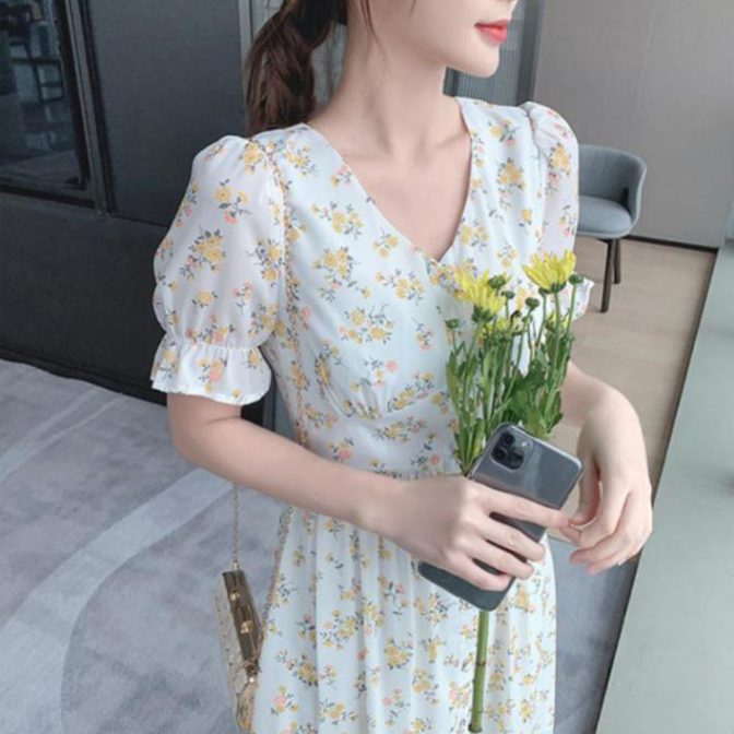 夏物の花柄ワンピースを着た女性