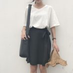 夏物オーバーサイズVネックTシャツを着た女性