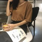 夏物オーバーサイズVネックTシャツを着た女性