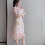 夏物の花柄ドレスワンピースを着た女性