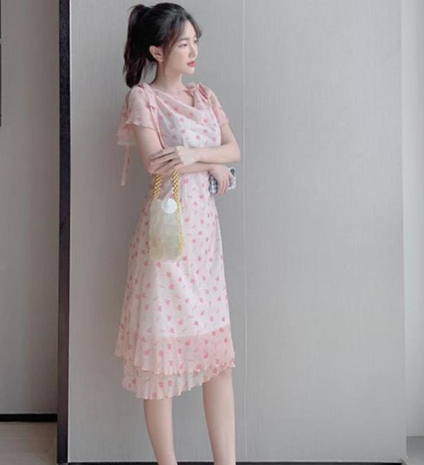 夏物の花柄ドレスワンピースを着た女性