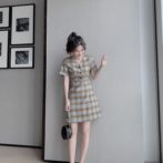 夏物のチェック柄ワンピースを着た女性