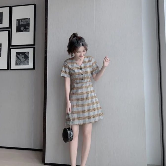 夏物のチェック柄ワンピースを着た女性