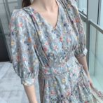 夏物の花柄ワンピースを着た女性