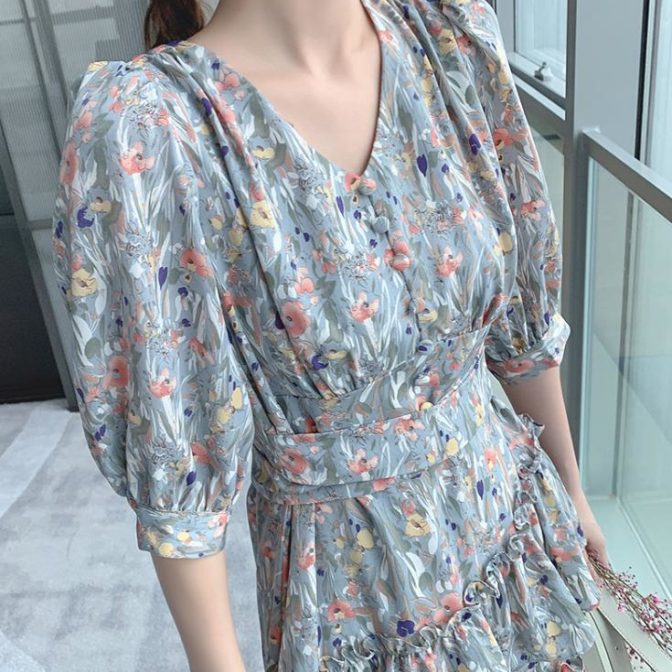 夏物の花柄ワンピースを着た女性