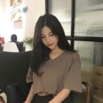 夏物オーバーサイズVネックTシャツを着た女性