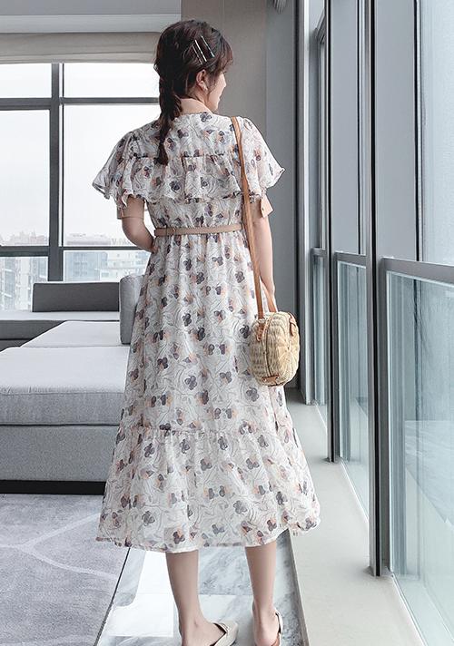 夏物のワンピースを着た女性