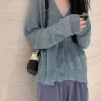 ニットカーディガンを着た女性