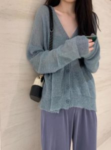 ニットカーディガンを着た女性