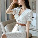 ストライプの夏物ワンピースを着た女性