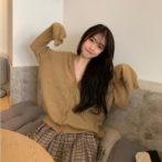 ニットカーディガンを着た女性