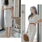 ストライプの夏物ワンピースを着た女性