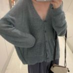 ニットカーディガンを着た女性