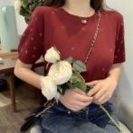 夏物のTシャツを着た女性