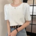 夏物のTシャツを着た女性
