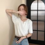 夏物のTシャツを着た女性