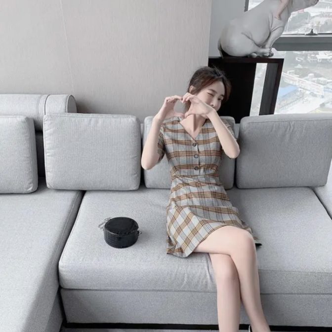 夏物のチェック柄ワンピースを着た女性