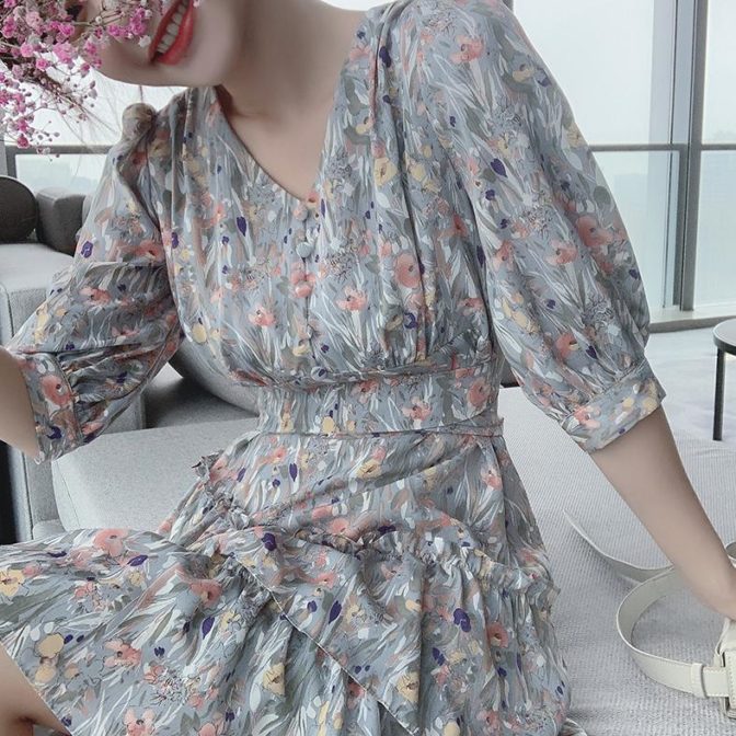 夏物の花柄ワンピースを着た女性