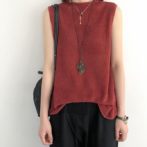 夏物のノースリーブニットを着た女性