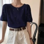 夏物のTシャツを着た女性