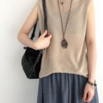 夏物のノースリーブニットを着た女性