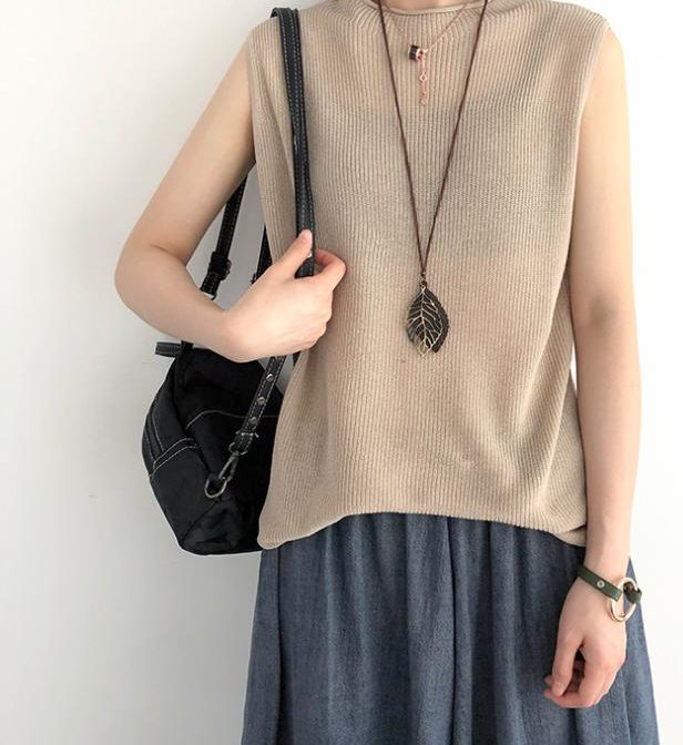 夏物のノースリーブニットを着た女性