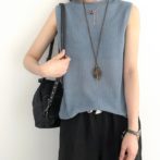 夏物のノースリーブニットを着た女性