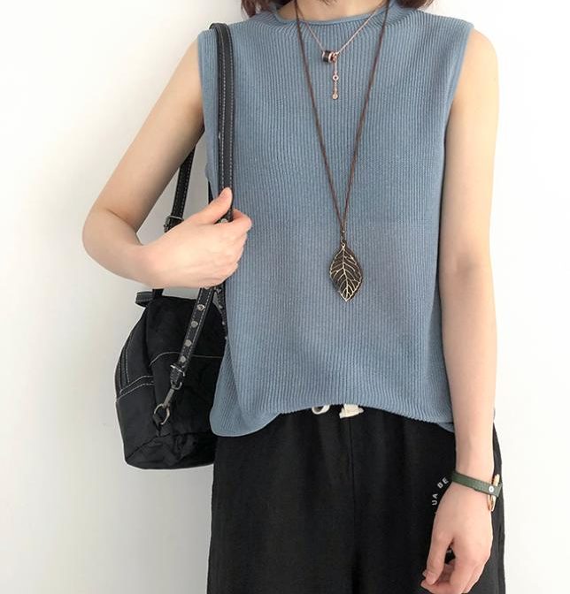 夏物のノースリーブニットを着た女性