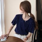 夏物のTシャツを着た女性