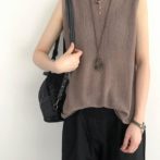 夏物のノースリーブニットを着た女性