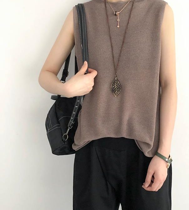 夏物のノースリーブニットを着た女性