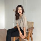 夏物のVネックトップスを着た女性