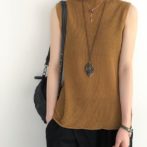 夏物のノースリーブニットを着た女性