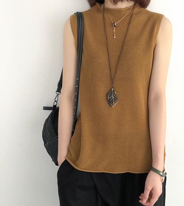 夏物のノースリーブニットを着た女性